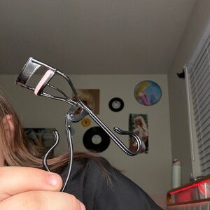 Eyelash Curler with Pink Grip